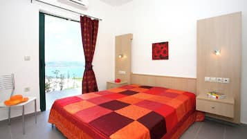 Comfort Apartment, Sea View | Iron/ironing board, free cribs/infant beds, free WiFi, bed sheets