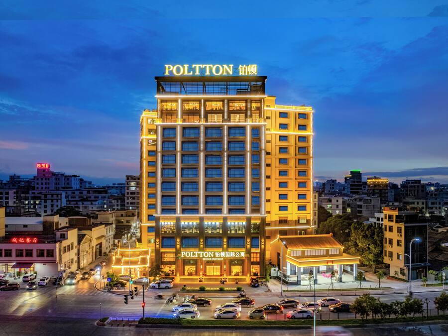 Un hotel de varios pisos con un letrero llamativo que dice "POLTTON".