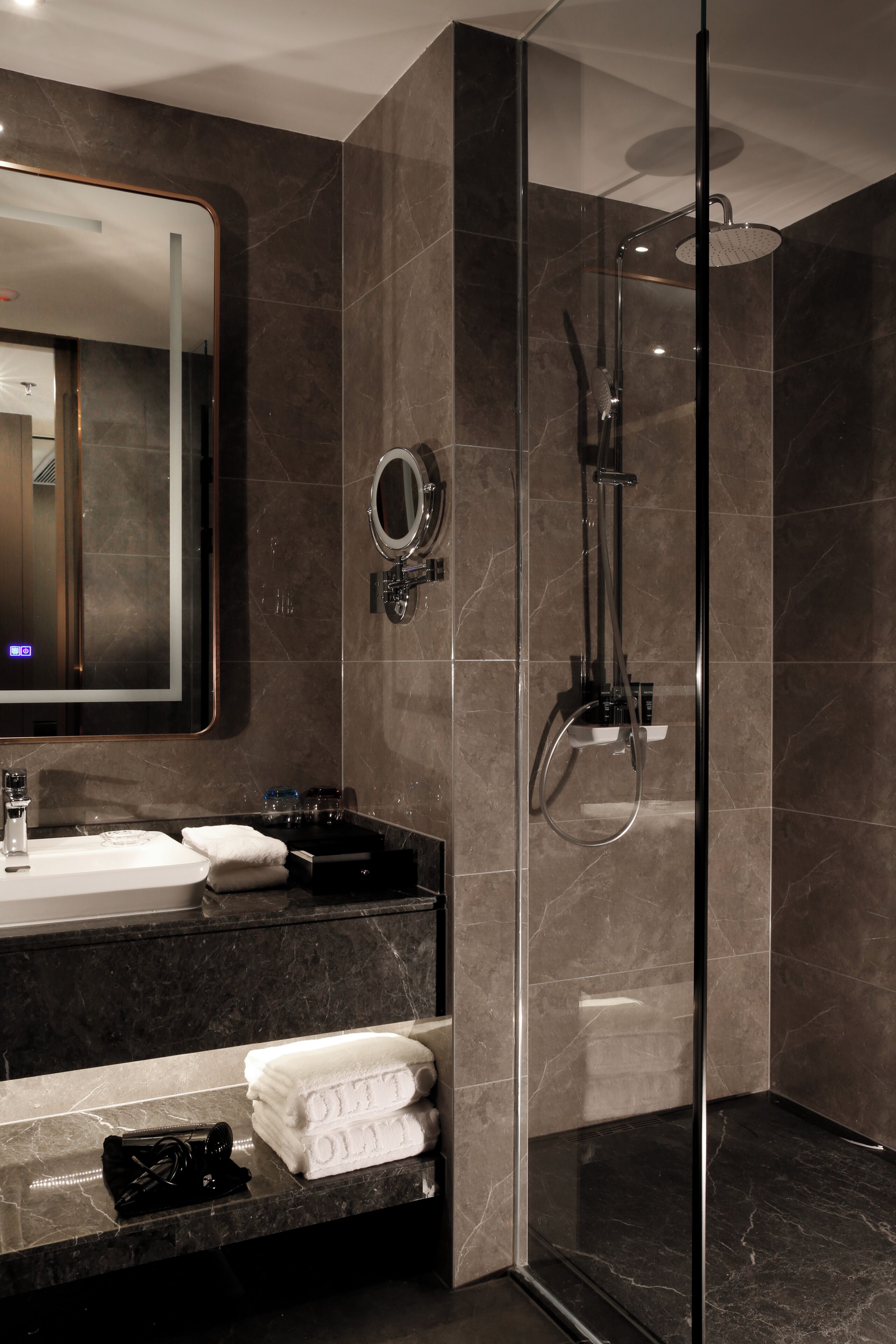 Standard Twin Room | Bathroom | Shower, free toiletries, hair dryer, slippers