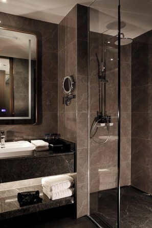 Standard-Zweibettzimmer | Badezimmer | Dusche, kostenlose Toilettenartikel, Haartrockner, Hausschuhe