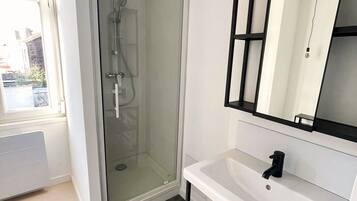 Shower, towels, soap, toilet paper