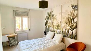 6 bedrooms, travel cot, WiFi, bed sheets