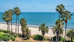 A beach with palm trees and a clear view of the ocean. - Seacliff - Island View - Oceanfront Luxury in Santa Barbara (Santa Barbara)