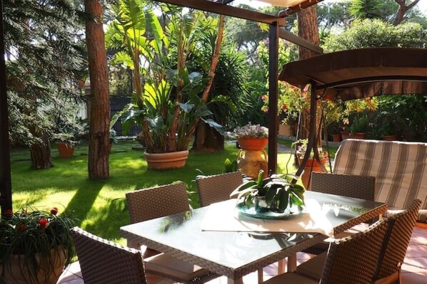 Outdoor dining - Amazing green house Two minutes from the beach.  (Santa Margherita di Pula)