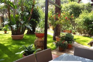 Outdoor dining - Amazing green house Two minutes from the beach.  (Santa Margherita di Pula)