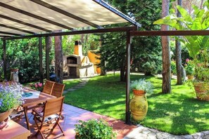 Outdoor dining - Amazing green house Two minutes from the beach.  (Santa Margherita di Pula)