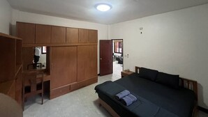 A bedroom with a bed, wooden wardrobe, and a desk. - great villa for a great holiday (จ.ภูเก็ต)