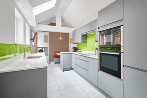 House | 2 bedrooms, desk