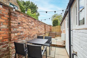 House | 2 bedrooms, desk