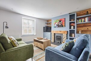 House | 2 bedrooms, desk