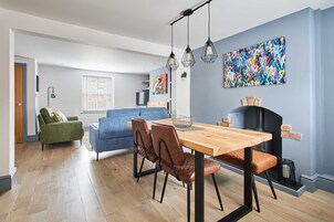 House | 2 bedrooms, desk