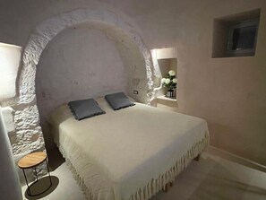 1 soverom, skrivebord, strykejern/-brett og reiseseng for barn