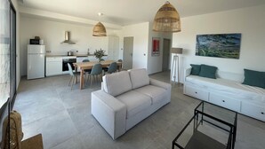A modern apartment with a dining area, kitchen, and living room. - Our Gites in L'Adret, Rians en Provence (Rians)