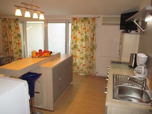 Vila (Two Bedroom Apartment with Balcony) | Cozinha privada | Geladeira