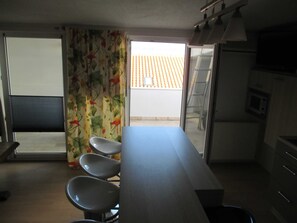 Villa (Two Bedroom Apartment with Balcony) | Cucina privata | Frigorifero