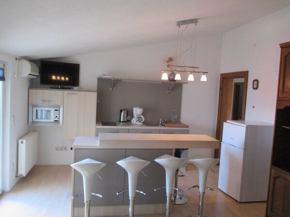 Vila (Two Bedroom Apartment with Balcony) | Cozinha privada | Geladeira