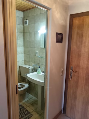 Villa (Two Bedroom Apartment with Balcony) | Baño | Toallas