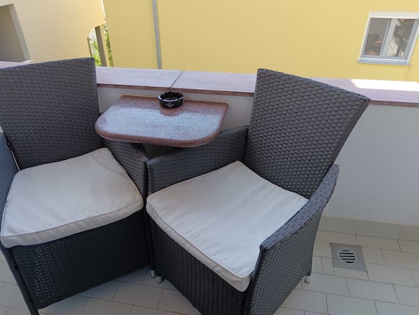 Villa (Two Bedroom Apartment with Balcony) | Living room | 32-inch flat-screen TV with satellite channels - Guest House Villa Daniel (Omis)