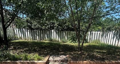 Charming 2-bedroom house with AC and WiFi central location in Rapid City.