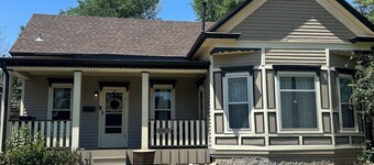 Charming 2-bedroom house with AC and WiFi  central location in Rapid City. 