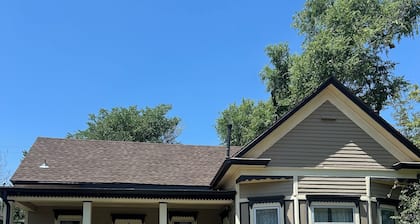 Charming 2-bedroom house with AC and WiFi central location in Rapid City.