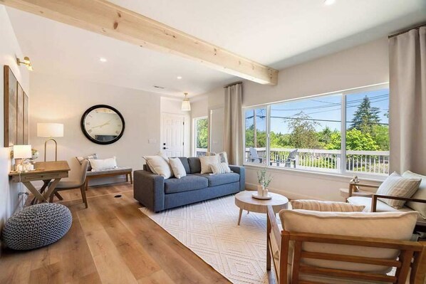 Télévision, cheminée, espaces bureaux