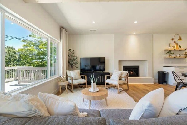 Tv, eldstad och kontor