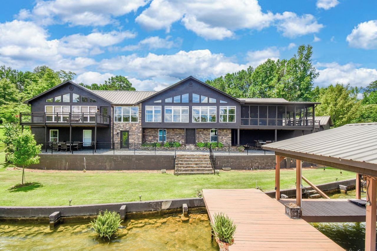 NEW LAKEHOUSE w/247 ft of waterfront, w/MIL suite, boat launch, sleeps 17!