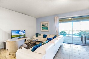 Smart TV - 9Br6Ba Private Pool Villa with Lake View, Luxury Club Amenities, Close to Disney (Kissimmee)