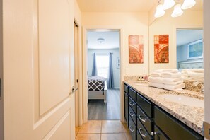 9 bedrooms, iron/ironing board, travel cot, WiFi - 9Br6Ba Private Pool Villa with Lake View, Luxury Club Amenities, Close to Disney (Kissimmee)