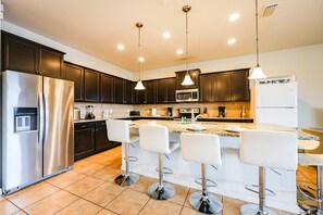 Fridge, microwave, oven, stovetop - 9Br6Ba Private Pool Villa with Lake View, Luxury Club Amenities, Close to Disney (Kissimmee)