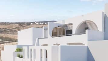 Un moderno edificio blanco con techo plano, amplias ventanas y vistas al paisaje circundante.