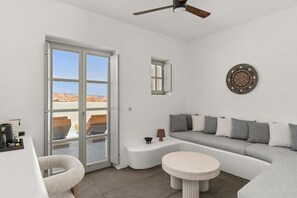 Living area - Mr & Mrs White Paros Suites & More (Paros)