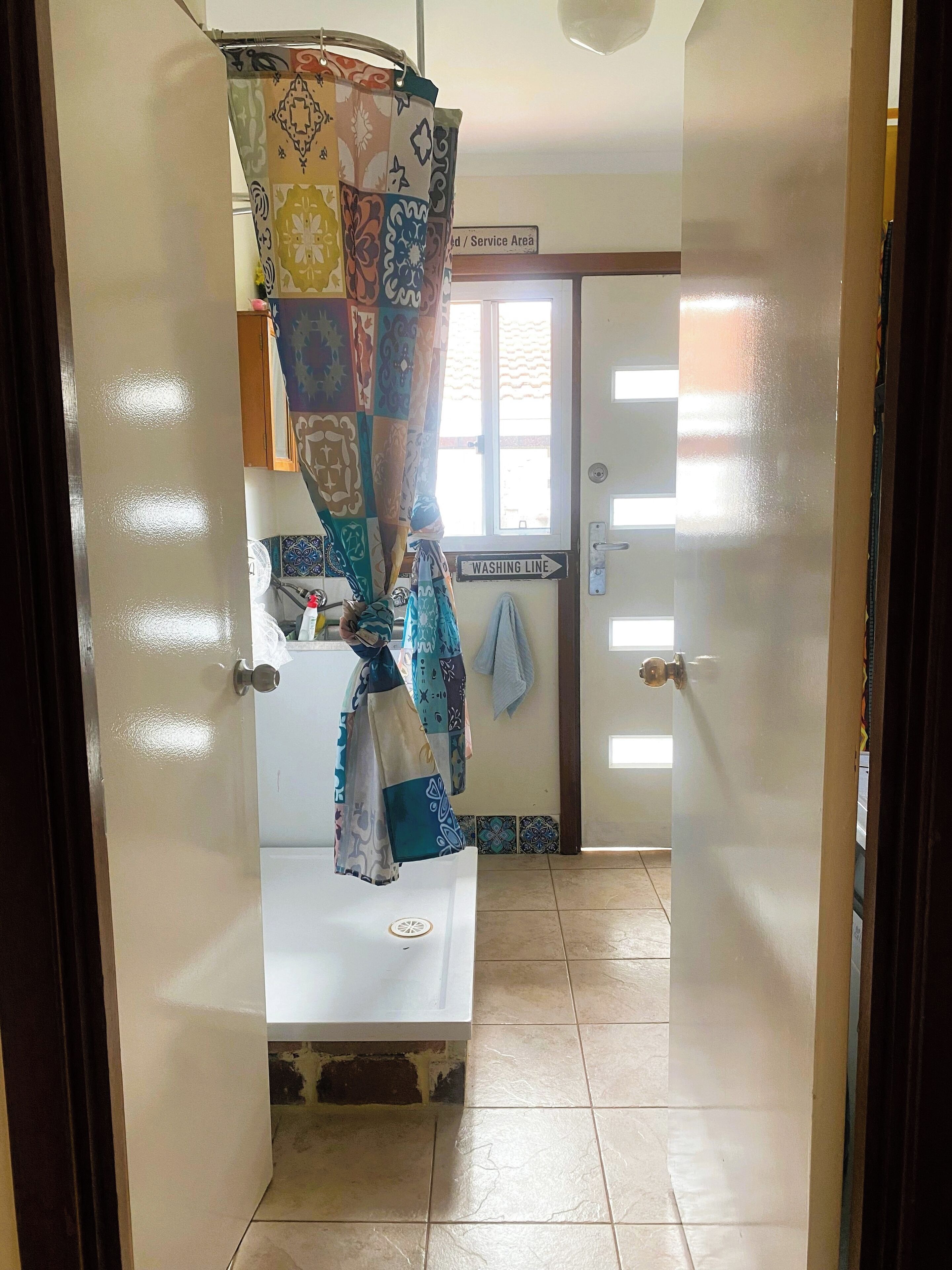 Secadora de cabello, bidet, toallas, jabón 