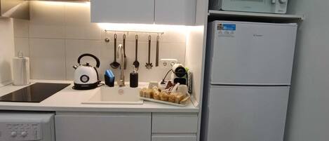 Geladeira, micro-ondas, cooktop, cafeteira/chaleira