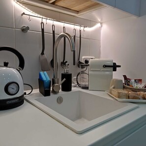 ثلاجة، ميكروويف، موقد طهي مسطح، ماكينة لصنع القهوة/الشاي