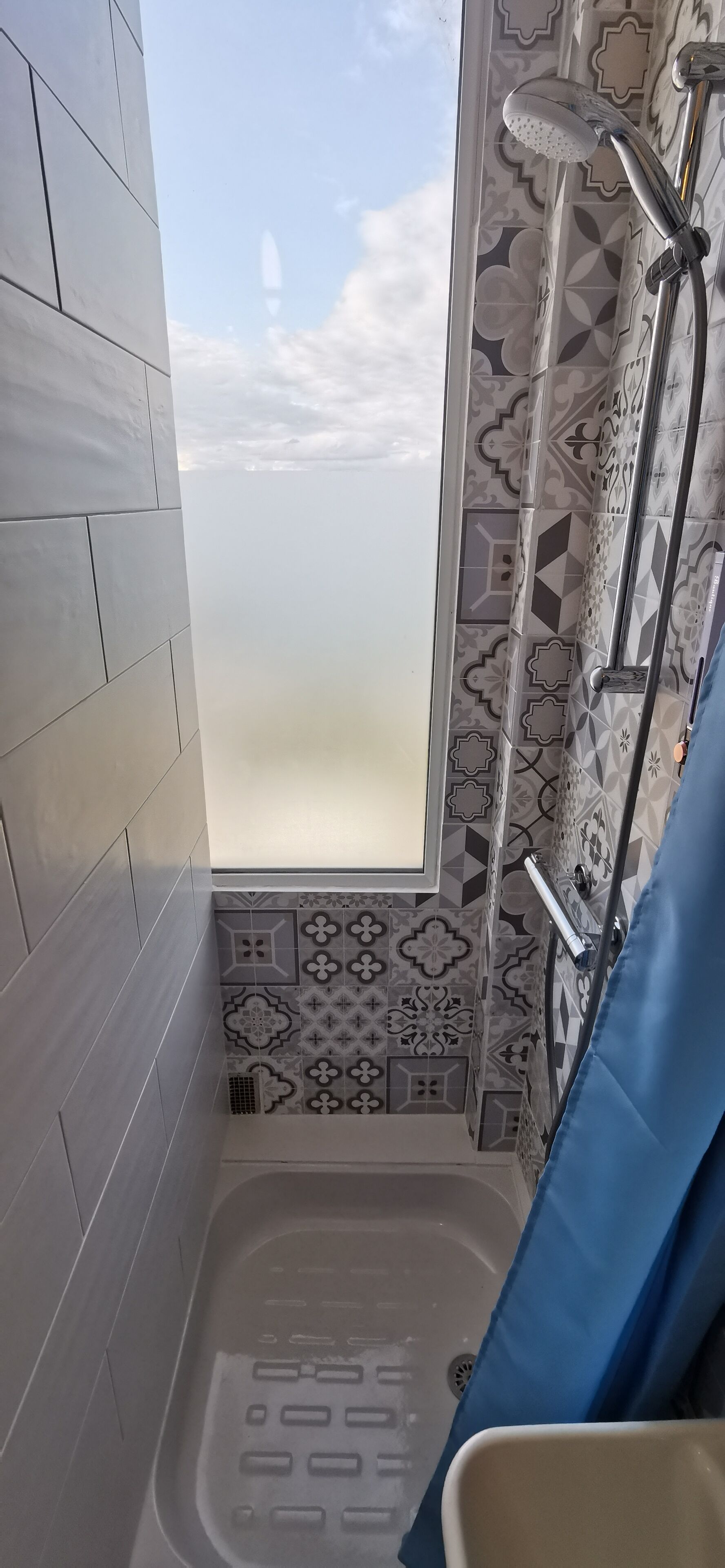 Ducha, secador de pelo, toallas, jabón