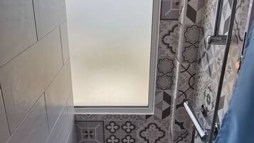 Ducha, secador de pelo, toallas, jabón