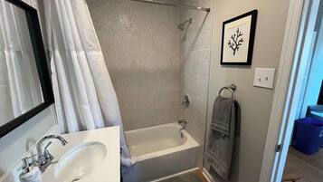 Haartrockner, Handtücher, Seife, Shampoo