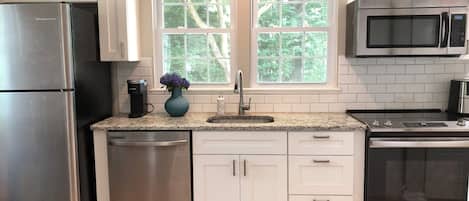 Réfrigérateur, micro-ondes, four, plaque de cuisson