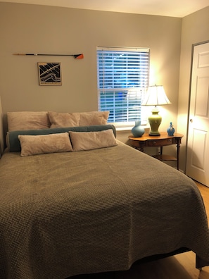 1 habitación, escritorio, tabla de planchar con plancha y wifi