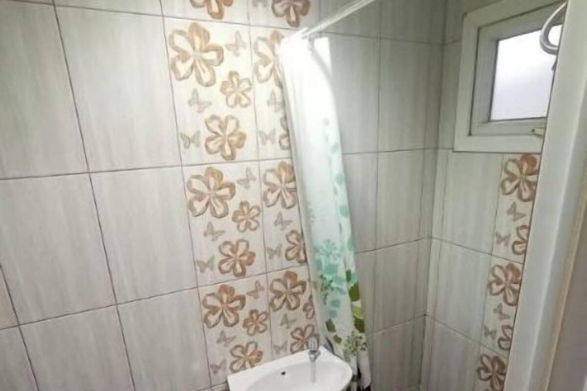 Ein kleines Badezimmer mit Toilette, Waschbecken und Duschbereich.