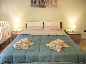 3 slaapkamers, een bureau, een strijkplank/strijkijzer, reisbedje