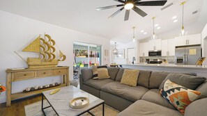 Smart TV, fireplace, books - NEWELY RENOVATED Coastal Luxury Retreat up to 12p Pool Spa Firepit Golf & Beach (Palm Coast)