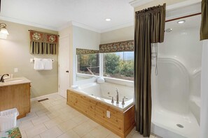 Shower, hair dryer, towels - Direct Mount LeConte Views Gatlinburg Hot Tub (Gatlinburg)