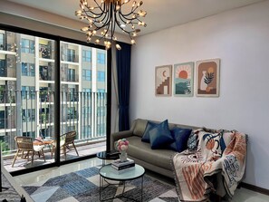 TV connectée, table de tennis de table, livres