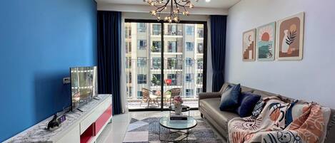 Smart-TV, Tischtennisplatte, Bücher