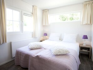 Chalet | 2 bedrooms, individually furnished, bed sheets - Nice Chalet With Dishwasher (Velsen-Zuid)