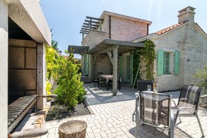 Outdoor dining - Villa Zelda in Liznjan (Liznjan)