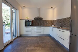 ثلاجة، ميكروويف، فرن، غسالة أطباق